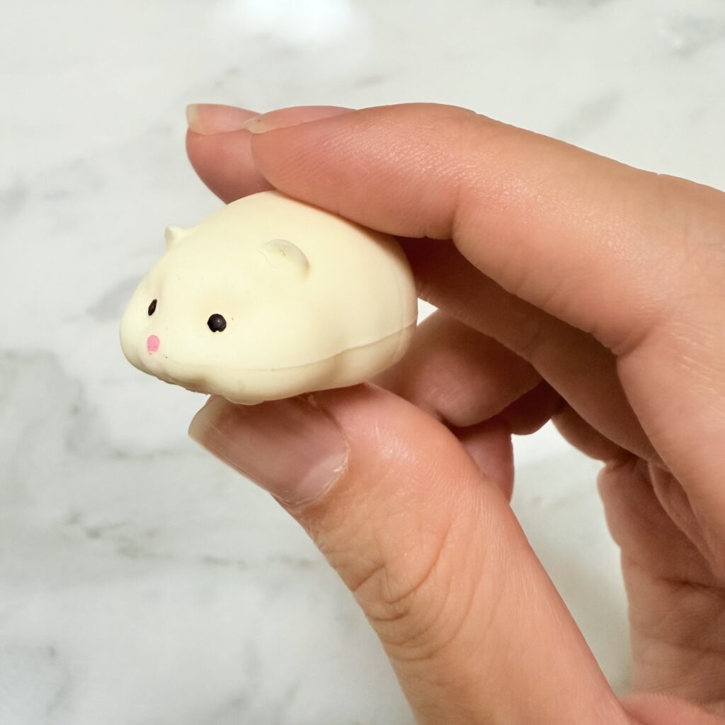 お家つき！ハムスターマスコット。家から取り出した様子