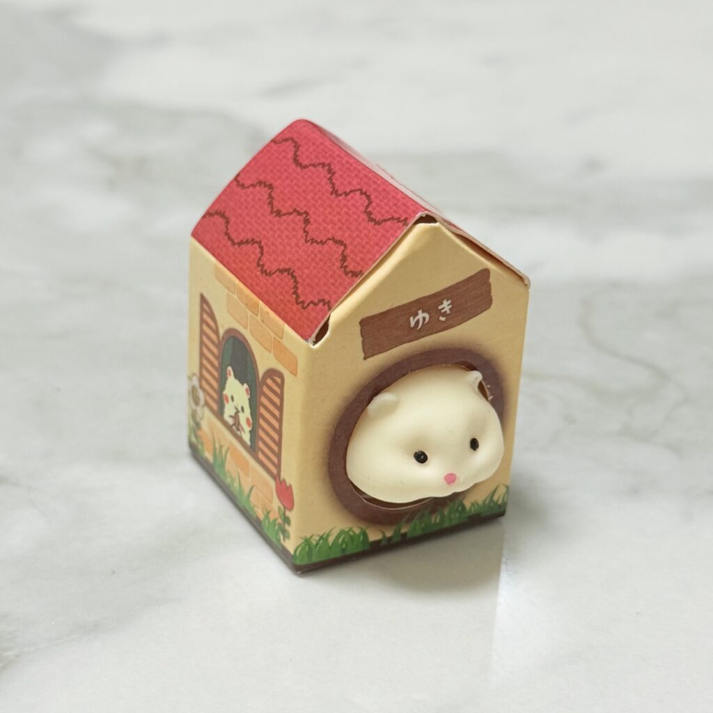 お家つき！ハムスターマスコット。家に入っている様子