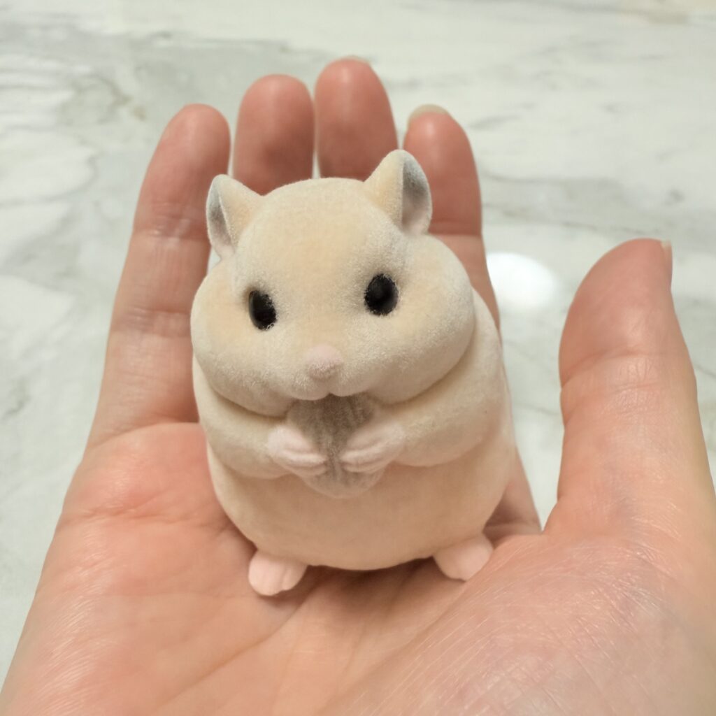 もふもふ・てのりフレンズ2。ハムスターフィギュアを手に乗せた様子